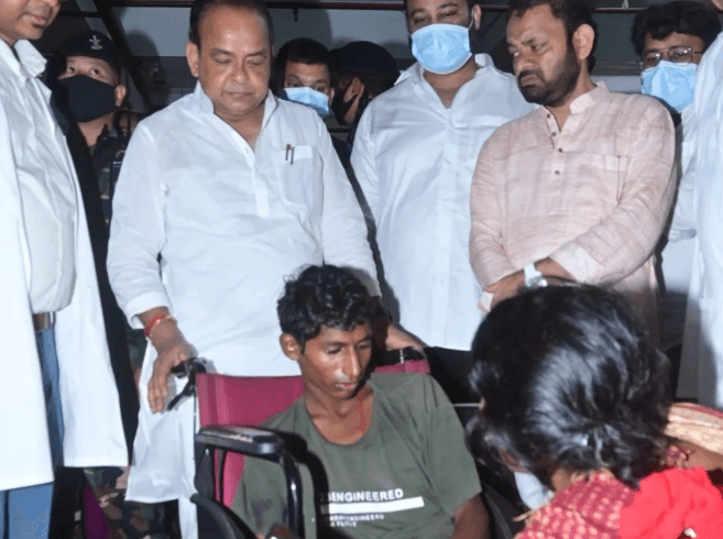 Patients Forced to Buy Medicines Outside RIMS Ranchi; Minister Irfan Ansari Exposes Negligence