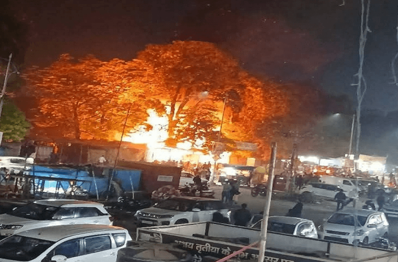 Fire Destroys Eight Pavement Shops in Bokaro’s Sector-4 Market; Short Circuit Suspected